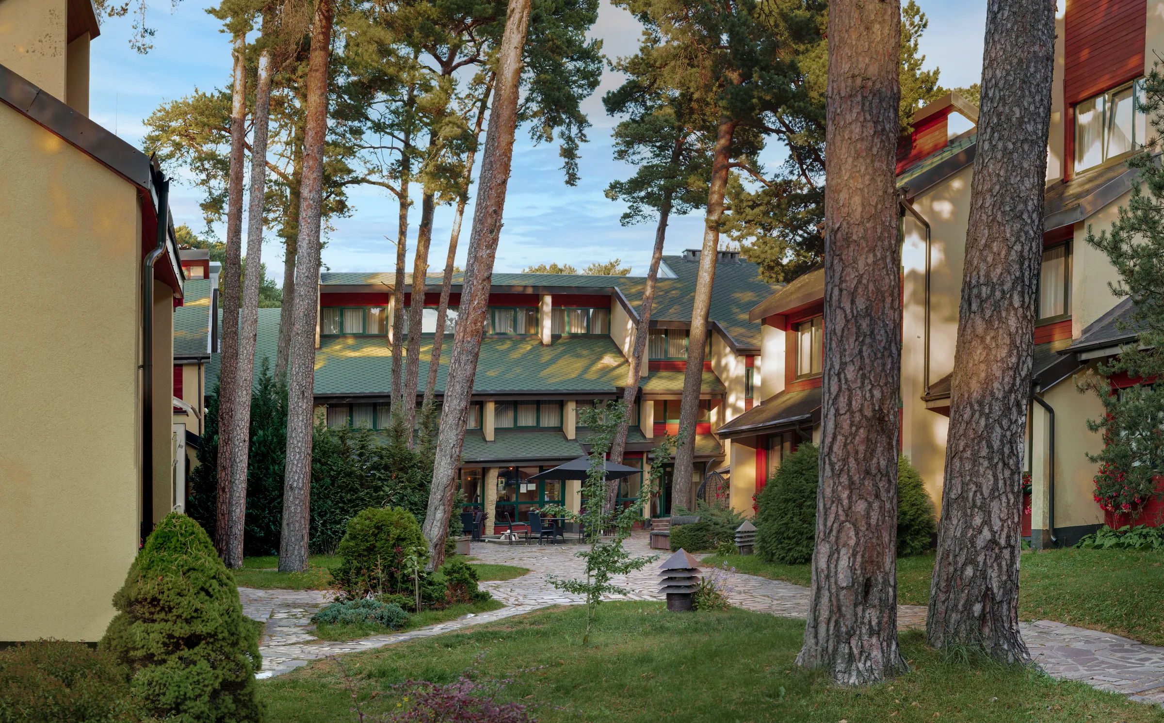 Viešbučio „Prie Parko“ korpusas su iškaba tarp pušų