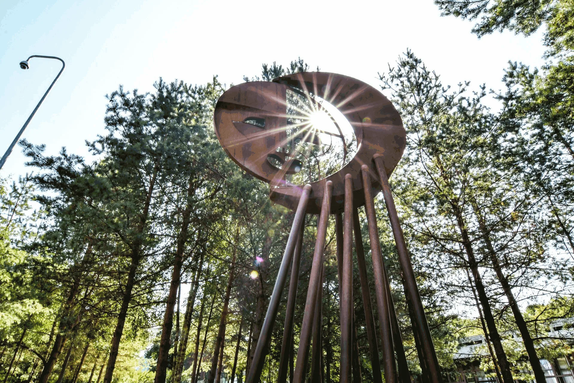 Metalinė skulptūra tarp pušų Palangos pasakų parke